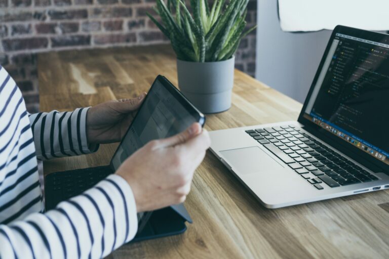 Persona che studia online con computer portatile e tablet