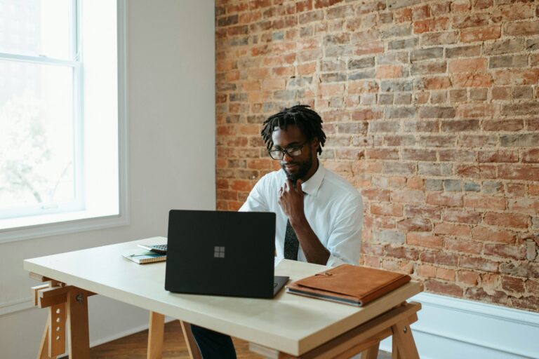 Uomo che lavora al computer portatile in un ufficio